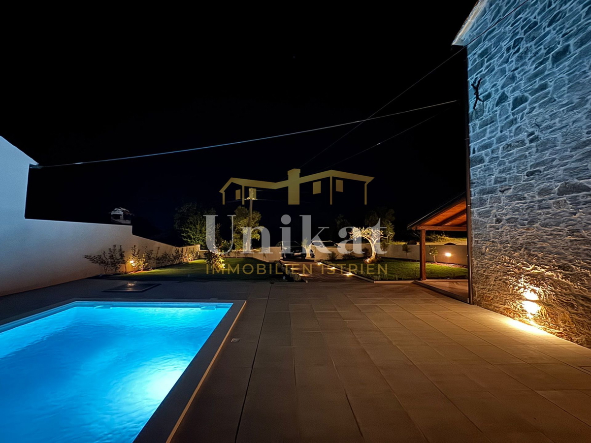 Renovirana kamnita hiša s bazenom